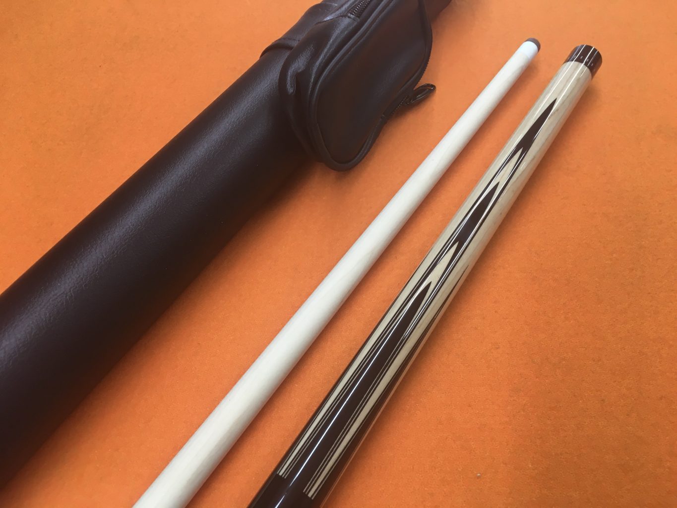 HANBAT CAROM CUE WITH CASE ( 20 oz. & 12.5 mm. TIP ). California