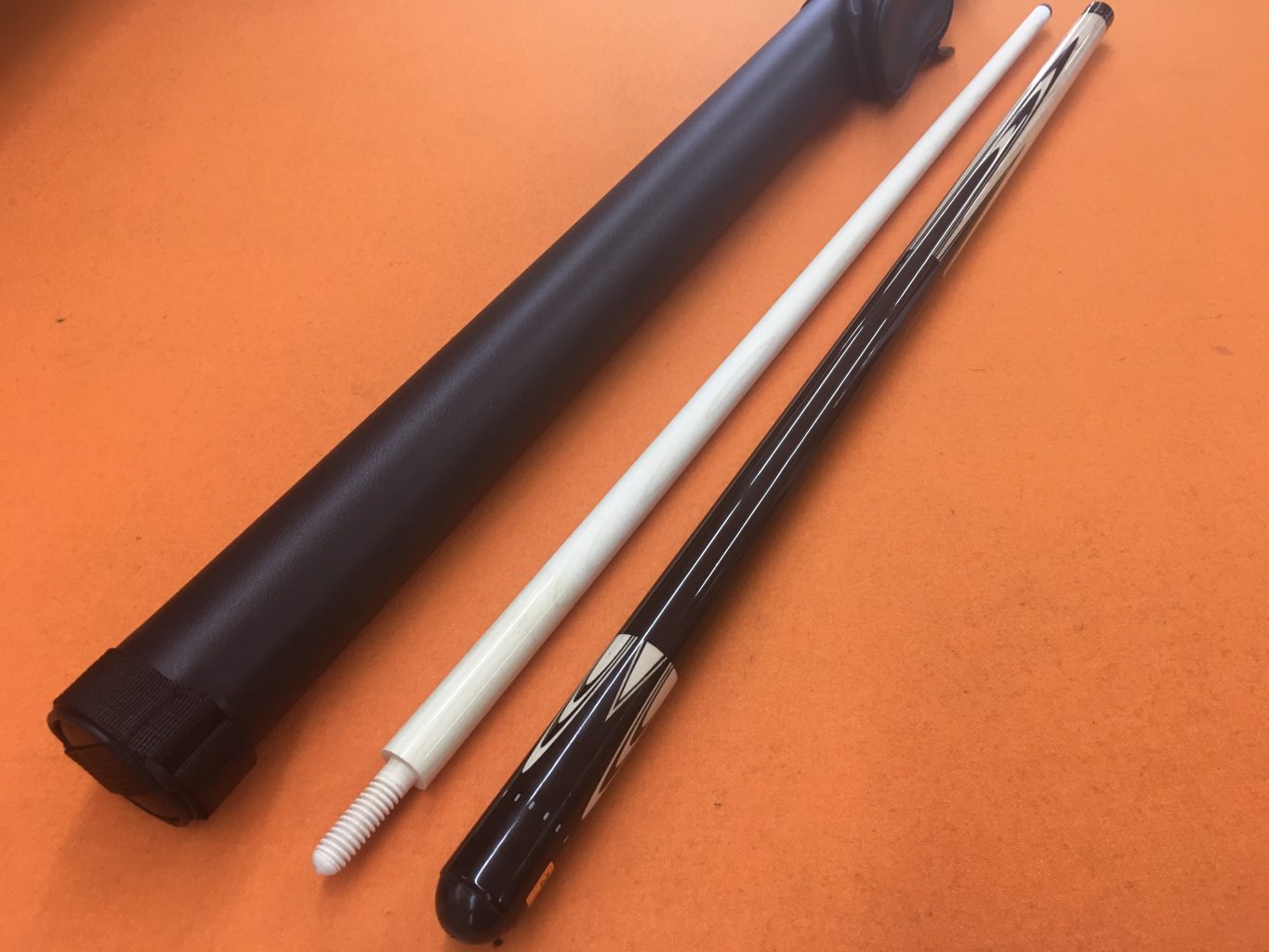 HANBAT CAROM CUE WITH CASE ( 20 oz. & 12.5 mm. TIP ). California